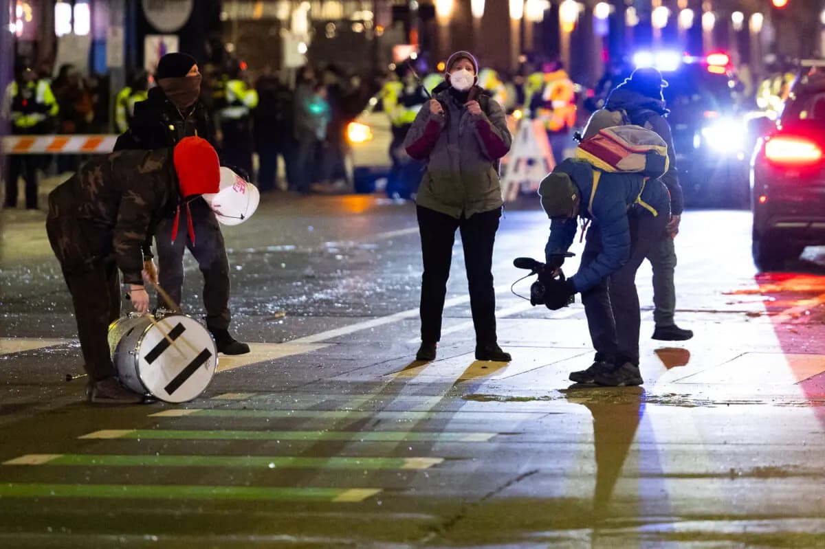Manifestantes contra las operaciones del Servicio de Inmigración y Control de Aduanas se enfrentan a la policía en Minneapolis el 9 de enero de 2026. (John Fredricks/The Epoch Times)