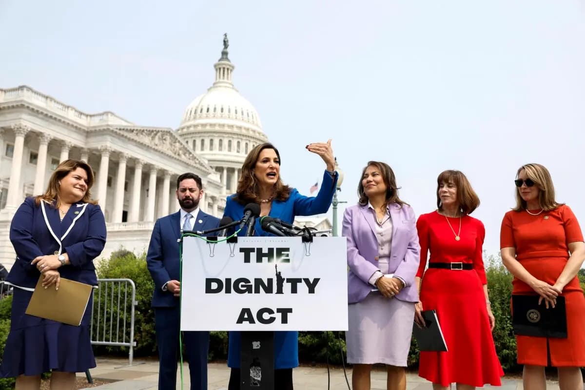 La diputada María Salazar (R-Fla.) habla durante una conferencia de prensa sobre inmigración frente al Capitolio de Estados Unidos en Washington el 23 de mayo de 2023. (Anna Moneymaker/Getty Images)
