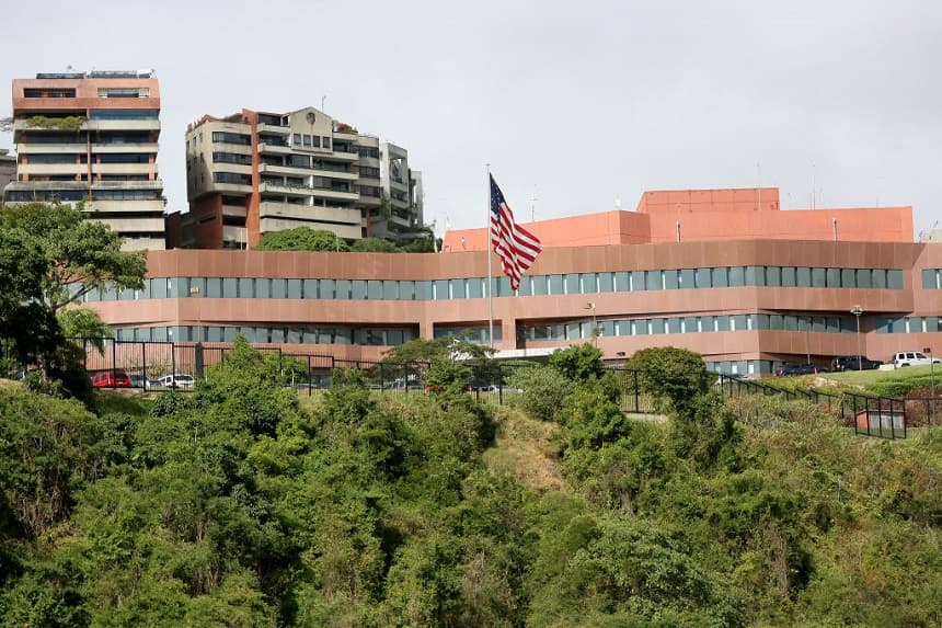 <em>Vista de la fachada de la embajada estadounidense en Caracas el 24 de enero de 2019 en Caracas, Venezuela. (Edilzon Gamez/Getty Images)</em>