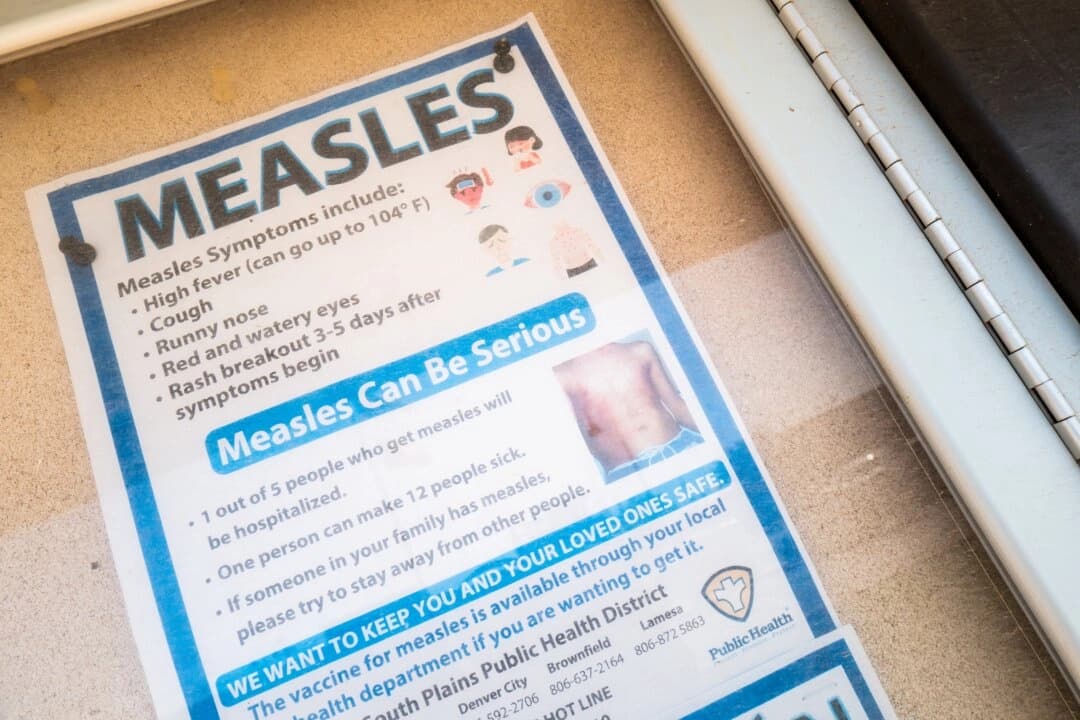 Un cartel sobre el sarampión en Seminole, Texas, el 9 de abril de 2025. (Brandon Bell/Getty Images)
