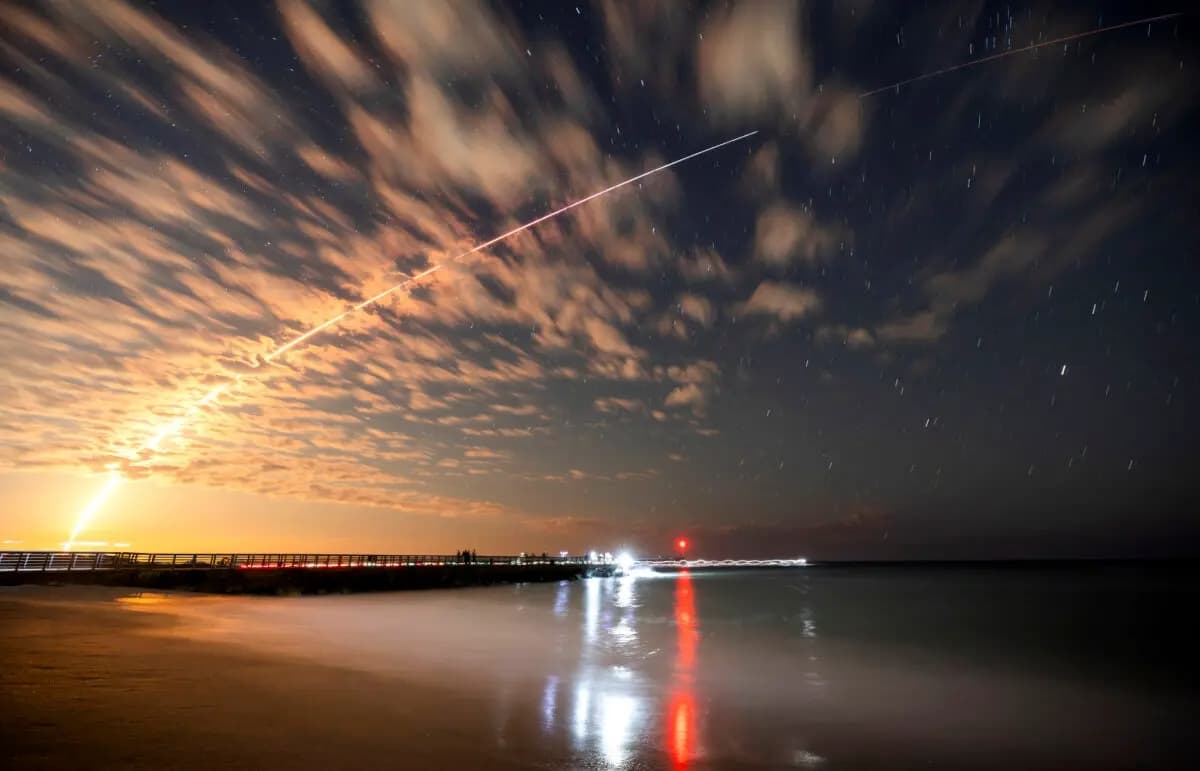 El cohete Falcon 9 de SpaceX transportando satélites Starlink sobre Sebastian Inlet tras su lanzamiento desde Cabo Cañaveral, Florida, el 26 de febrero de 2025. (Sam Wolfe/Reuters)