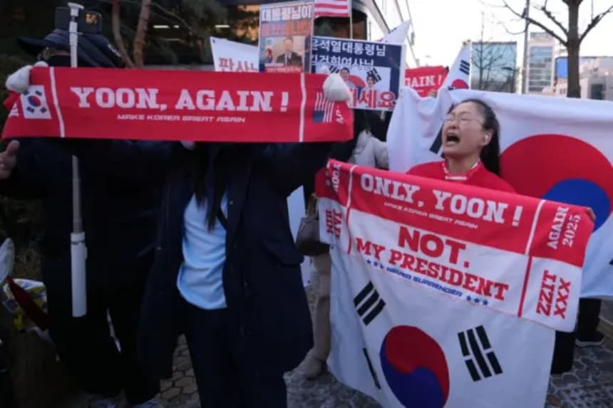 Partidarios del expresidente surcoreano Yoon Suk Yeol sostienen carteles frente a la Corte Central de Seúl, en Seúl, Corea del Sur, el 13 de enero de 2026. (Lee Jin-man/AP Photo)