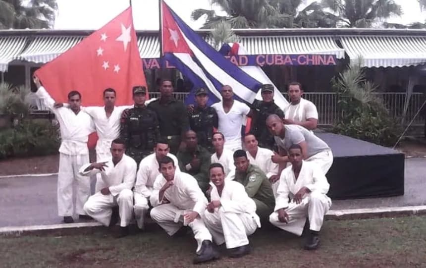 Las fuerzas de seguridad cubanas posan junto a sus instructores chinos en una escuela de formación del Gobierno cubano en 2016. (Cortesía de ADN Cuba)
