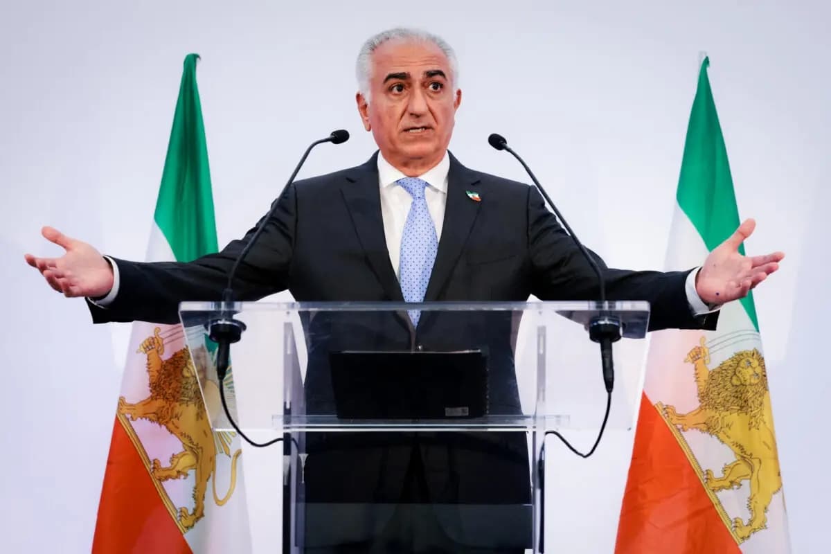 Reza Pahlavi, líder de la oposición iraní e hijo del último sah de Irán, Mohammad Reza Pahlavi, ofrece una conferencia de prensa en París, el 23 de junio de 2025. (Joel Saget/AFP a través de Getty Images)