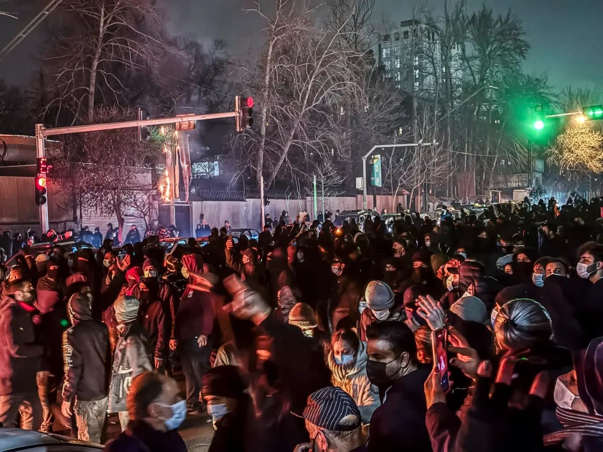 Iraníes se reúnen mientras bloquean una calle durante una protesta en Teherán, Irán, el 9 de enero de 2026. (MAHSA/Middle East Images vía AFP vía Getty Images)