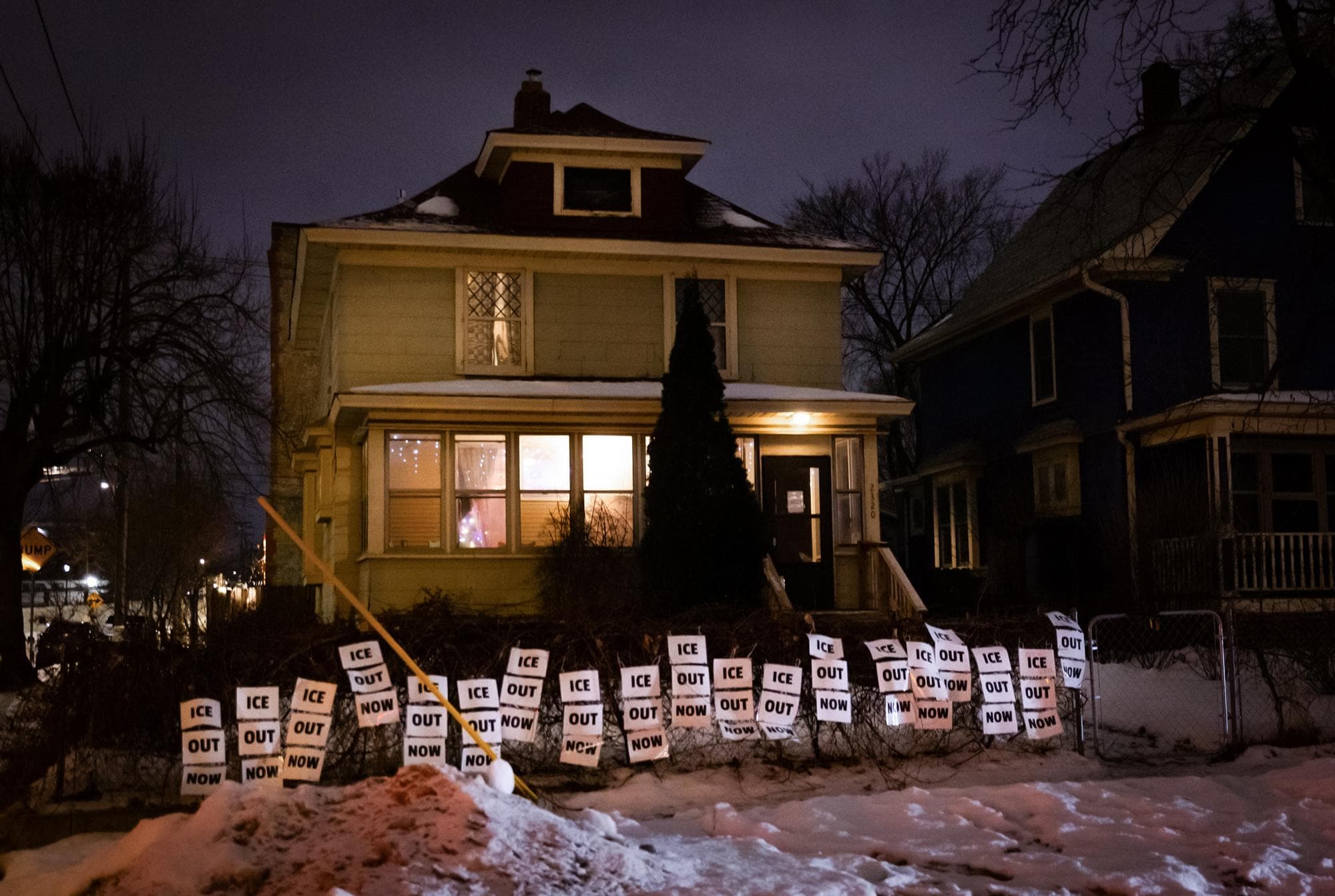 Una casa con carteles contra el ICE se encuentra cerca de un memorial improvisado en memoria de Renee Good, quien murió por disparos el 7 de enero durante una operación del ICE, en Minneapolis, el 10 de enero de 2026. (John Fredricks/The Epoch Times).