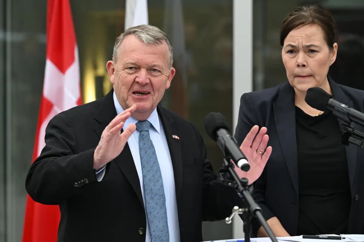 El ministro de Asuntos Exteriores danés, Lars Løkke Rasmussen, y la ministra de Asuntos Exteriores groenlandesa, Vivian Motzfeldt, hablan en una rueda de prensa en la embajada de Dinamarca en Washington, el 14 de enero de 2026. John McDonnell /AP Photo