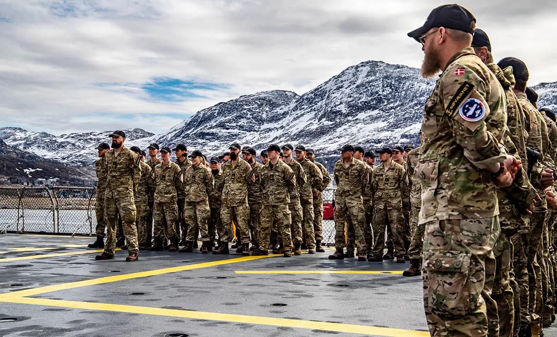 Soldados daneses a bordo de la fragata Niels Juel durante un viaje a Groenlandia en junio de 2020. (Iben Valery/Ministerio de Defensa danés)