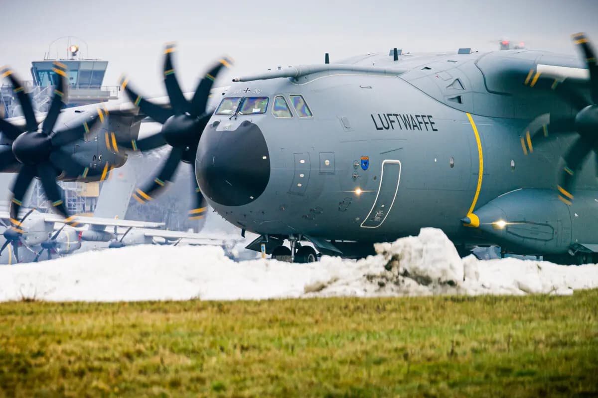 Un avión de transporte Airbus A400M de la Fuerza Aérea Alemana rueda por la pista de la base aérea de Wunstorf, en la región de Hannover, Alemania, el 15 de enero de 2026. (Moritz Frankenberg/dpa vía AP)