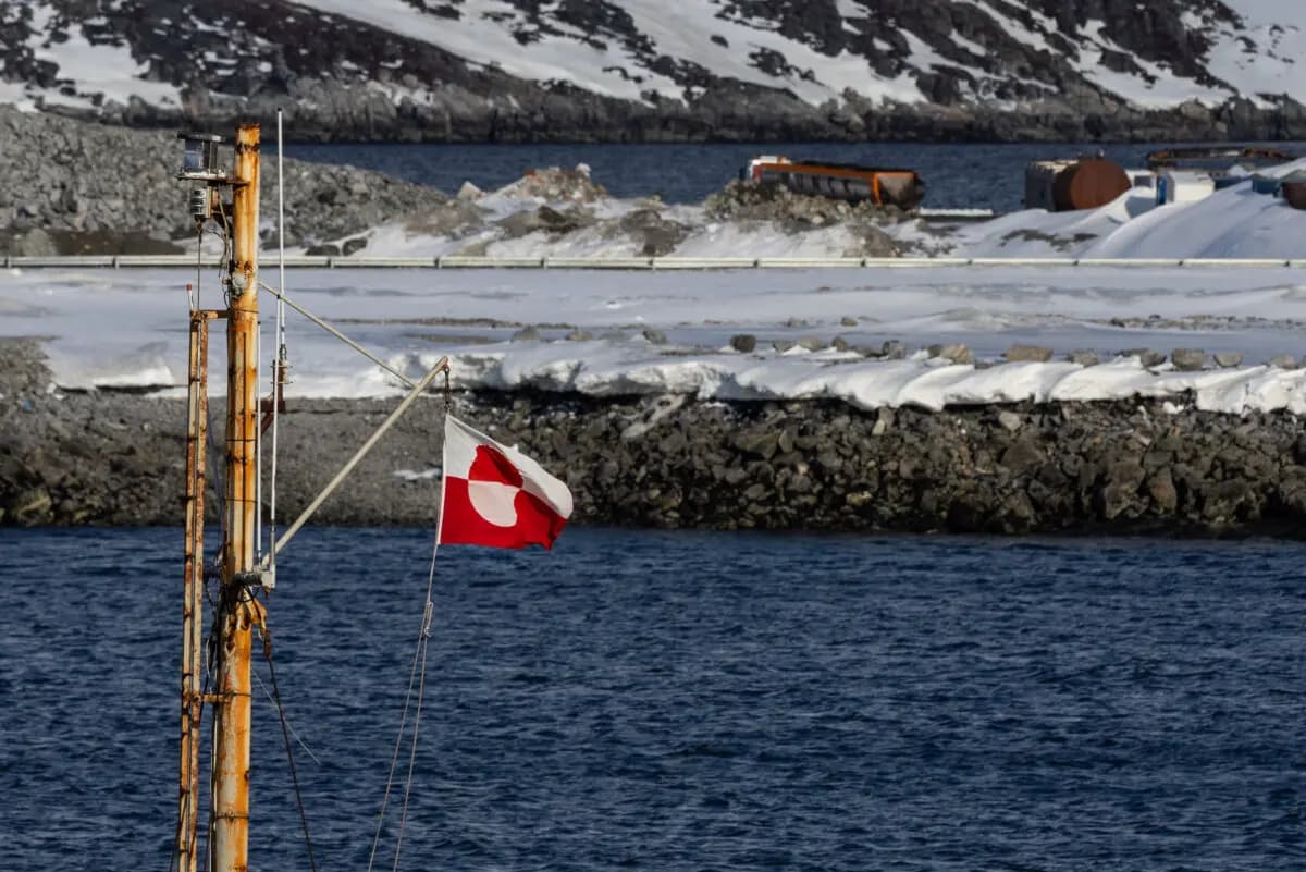 La bandera de Groenlandia ondea en las afueras de Nuuk, Groenlandia, el 4 de mayo de 2025. (John Fredricks/The Epoch Times)