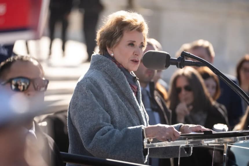 La secretaria de Educación, Linda McMahon, habla frente a la Corte Suprema de Estados Unidos en Washington, el 13 de enero de 2025. (Madalina Kilroy/The Epoch Times)