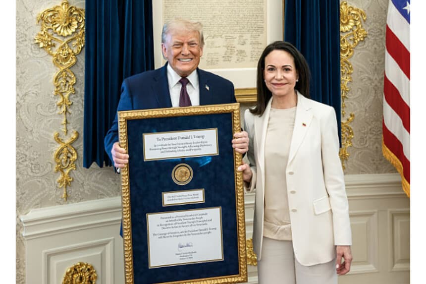 <em>El presidente Donald Trump se reúne con la líder de la oposición venezolana María Corina Machado en el Despacho Oval el 15 de enero de 2026, en Washington, D.C. (Foto de Daniel Torok/La Casa Blanca a través de Getty Images)</em>