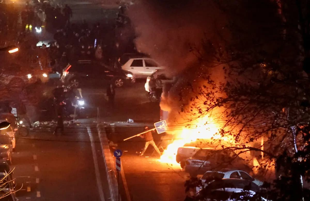 <em>Manifestantes iraníes se reúnen en una calle durante una protesta por la caída del valor de la moneda, en Teherán, Irán, el 8 de enero de 2026. (Stringer/Agencia de Noticias de Asia Occidental vía Reuters).</em>