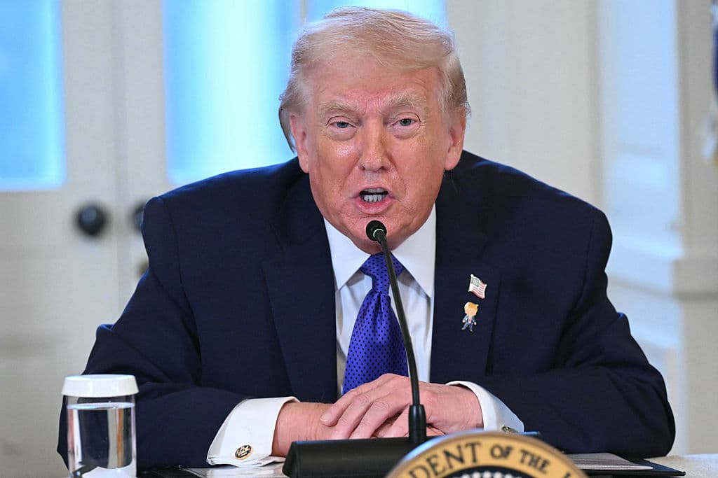 Trump advierte que impondrá aranceles a países que no apoyen plan en Groenlandia