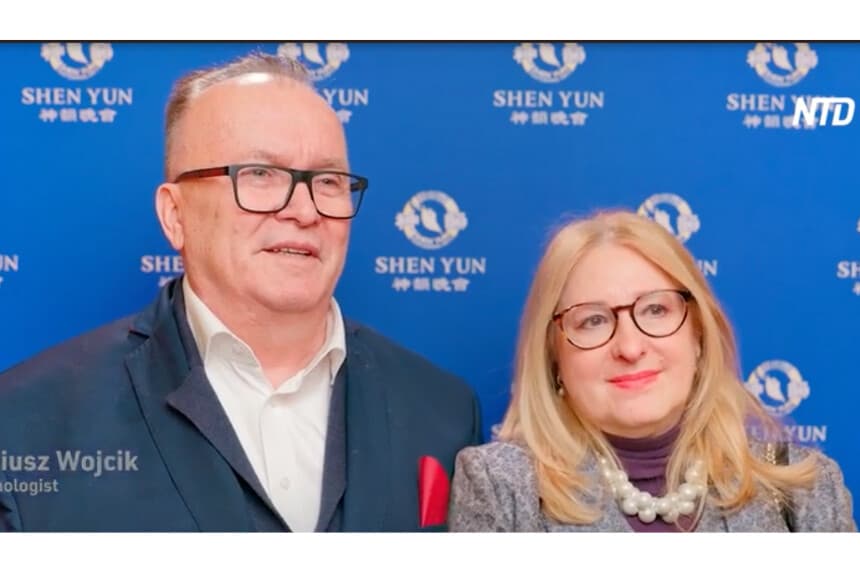 <em>La psicóloga Aurelia Wojcik (Derecha) y su esposo Dariusz Wojcik, (izquierda) ambos psicólogos vieron el espectáculo de Shen Yun en Polonia el 10 de enero. (Cortesía de NTD)</em>