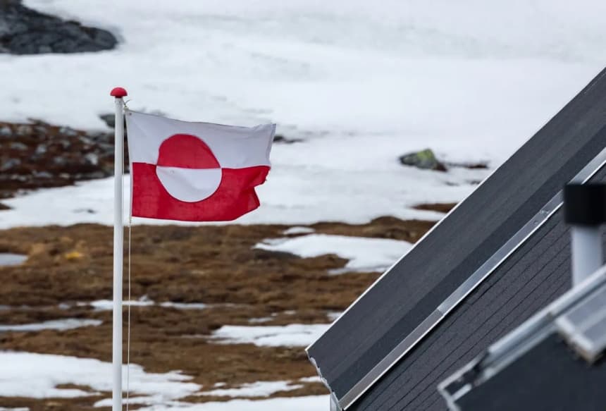 La bandera de Groenlandia ondea en Nuuk, Groenlandia, el 3 de mayo de 2025. (John Fredricks/The Epoch Times)