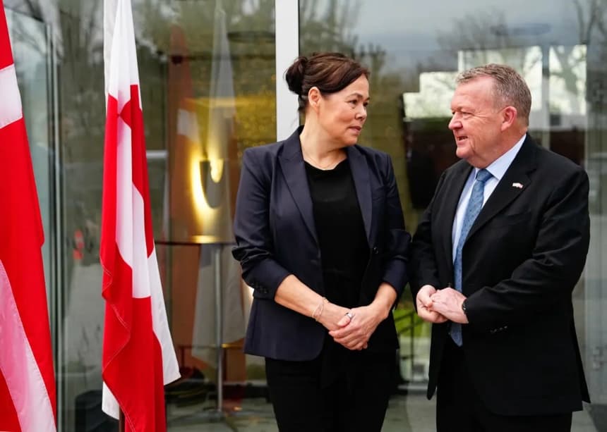 La ministra de Asuntos Exteriores de Groenlandia, Vivian Motzfeldt (izquierda), y el ministro de Asuntos Exteriores de Dinamarca, Lars Loekke Rasmussen, posan en la embajada de Dinamarca en Washington, el 14 de enero de 2026. (Mads Claus Rasmussen/Ritzau Scanpix/AFP vía Getty Images)