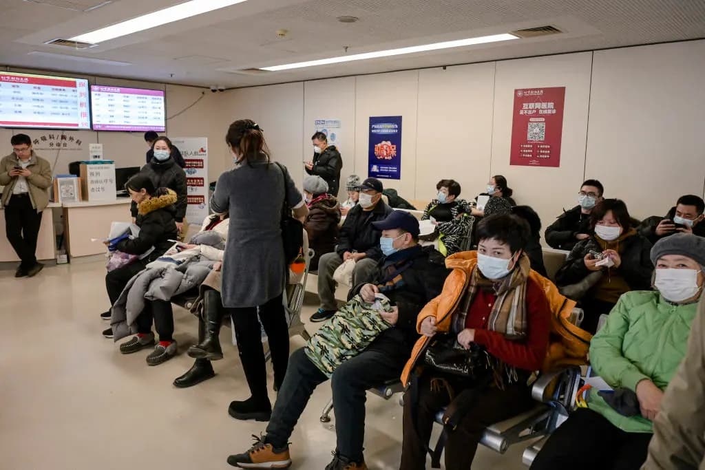 <em>Personas con mascarillas esperan en un área de pacientes ambulatorios del departamento de neumología de un hospital de Beijing el 8 de enero de 2025. (Jade Gao/AFP vía Getty Images)</em>