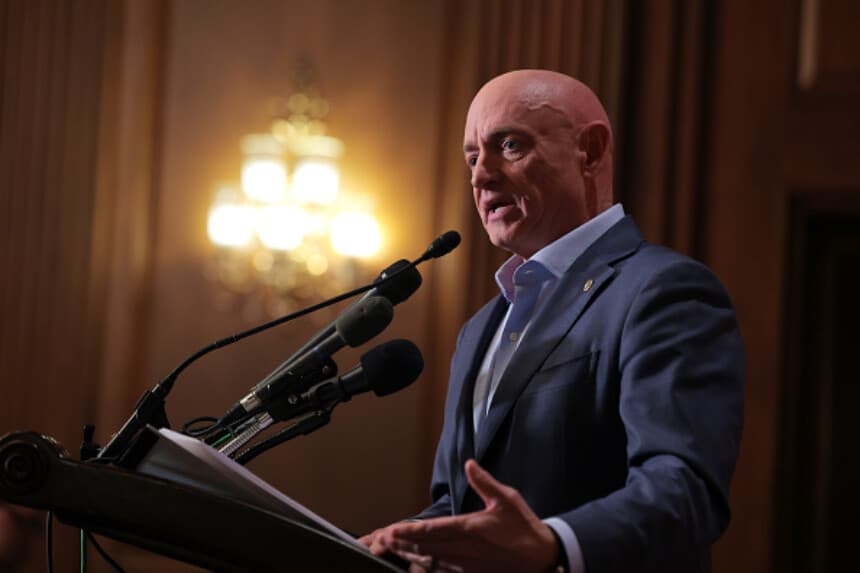 El senador estadounidense Mark Kelly habla en una rueda de prensa en el Capitolio de Estados Unidos el 1 de diciembre de 2025, en Washington D. C. (Foto de Anna Moneymaker/Getty Images).