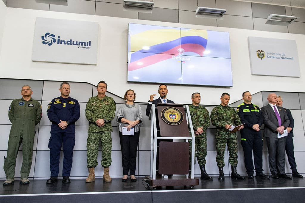 <em>El ministro de Defensa de Colombia, Pedro Arnulfo Sánchez Suárez, habla durante una conferencia de prensa en la que se anunció la adquisición del avión Gripen del gigante sueco de defensa y seguridad SAAB en Bogotá el 3 de abril de 2025.(Foto de ALEJANDRO MARTINEZ/AFP vía Getty Images)</em>