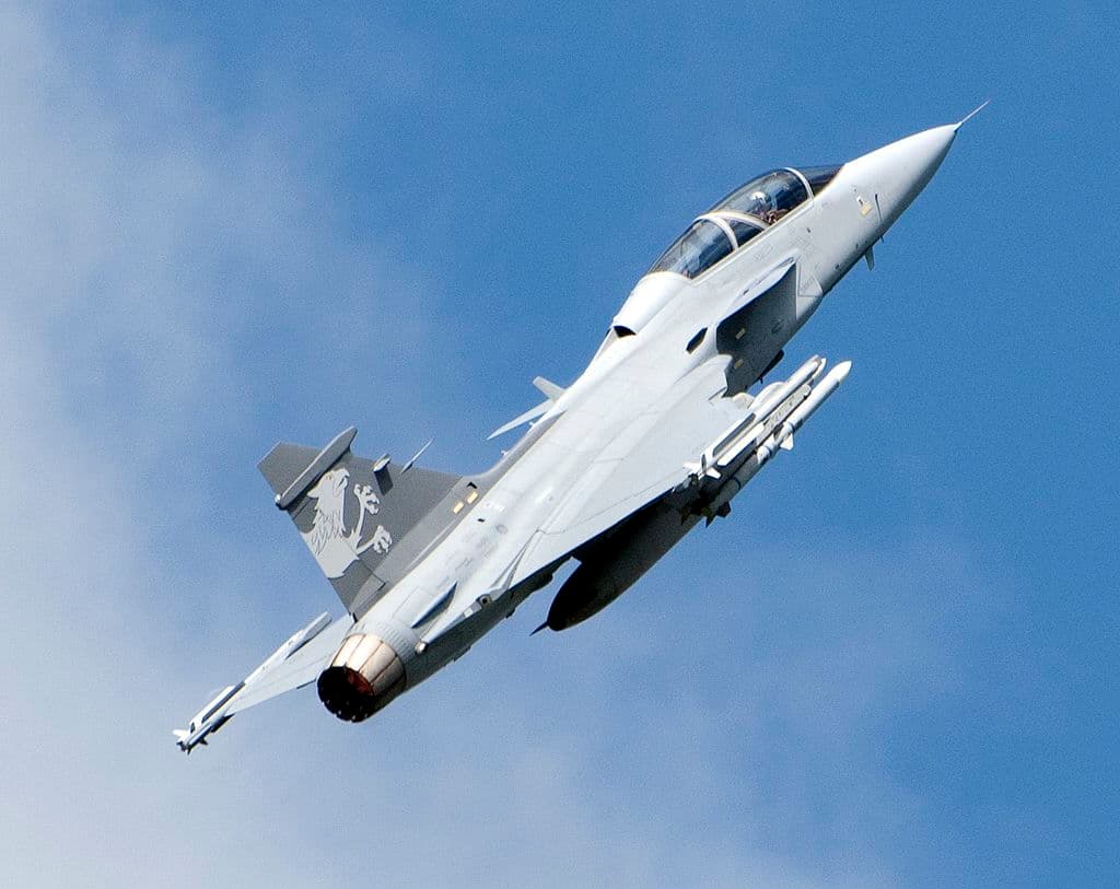 <em>El Saab JAS 39 Gripen Demo, la versión mejorada del caza a reacción de fabricación sueca, se exhibe durante el Día de la Fuerza Aérea en Linköping, el 13 de junio de 2010. Los espectáculos aéreos celebraron el primer centenario de la aviación en Suecia. (JOHAN NILSSON/AFP vía Getty Images)</em>