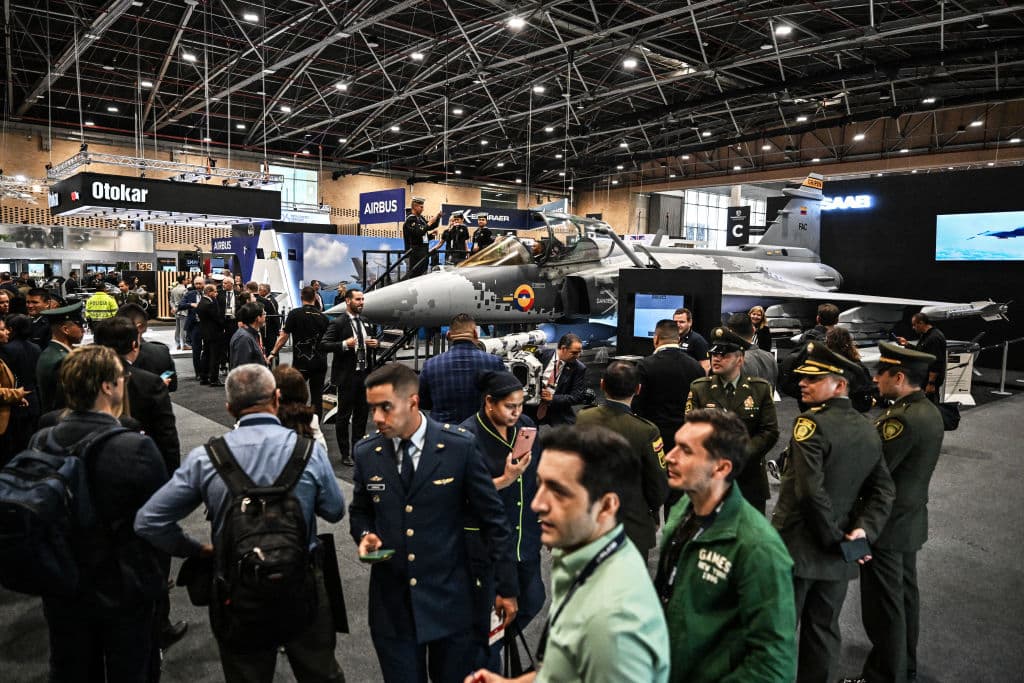 <em>Vista de un prototipo de avión de combate Gripen durante la Expodefensa en Bogotá, el 5 de diciembre de 2023. (Foto: JUAN BARRETO/AFP vía Getty Images)</em>