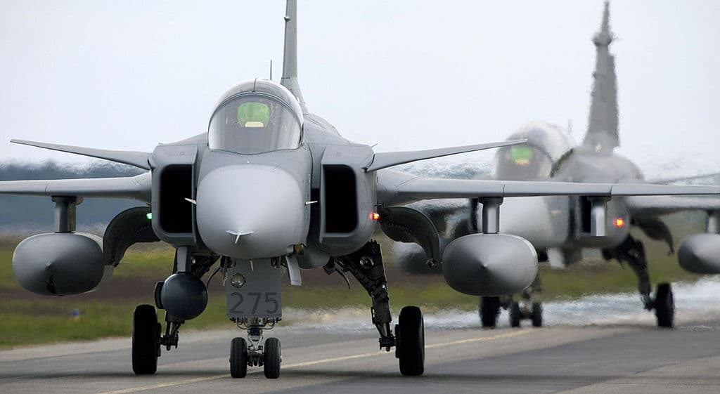<em>Aviones de combate Saab JAS 39 Gripen (Griffin) despegando durante el ejercicio Loyal Arrow de la OTAN en las afueras de Lulea, en el norte de Suecia, el 10 de junio de 2009. Unos 50 aviones de una docena de países participan en el ejercicio, denominado Loyal Arrow, que se extiende hasta el 16 de junio. (PATRICK TRAGARDH/AFP vía Getty Images)</em>