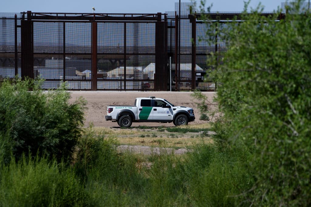 Un agente de la Patrulla Fronteriza de EE. UU. patrulla el lecho del Río Grande el 19 de junio de 2018. (Foto de Brendan Smialowski / AFP) (Foto de BRENDAN SMIALOWSKI/AFP a través de Getty Images)