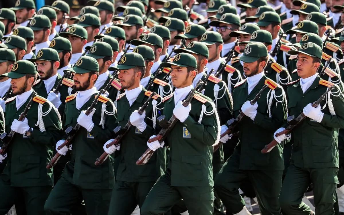 Miembros del Cuerpo de la Guardia Revolucionaria Islámica (IRGC) desfilan durante el desfile militar anual en Teherán el 22 de septiembre de 2018. (Stringer/AFP/Getty Images)