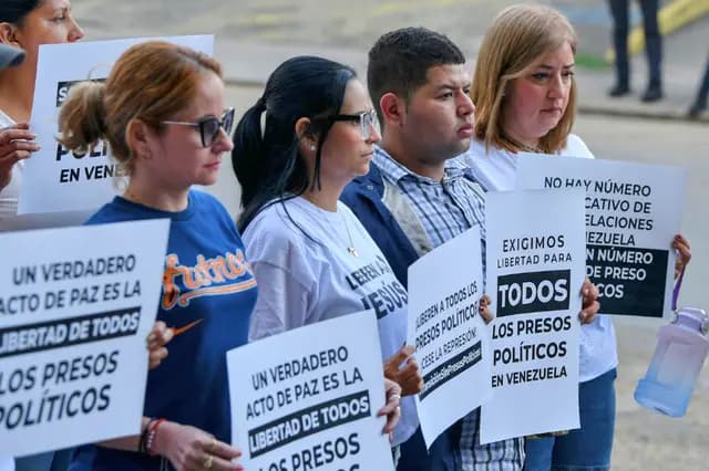 <em>Familiares de presos se manifiestan mientras esperan la liberación de los presos frente a la prisión "El Rodeo" el 9 de enero de 2026 en Miranda, Venezuela. (Carlos Becerra/Getty Images)</em>