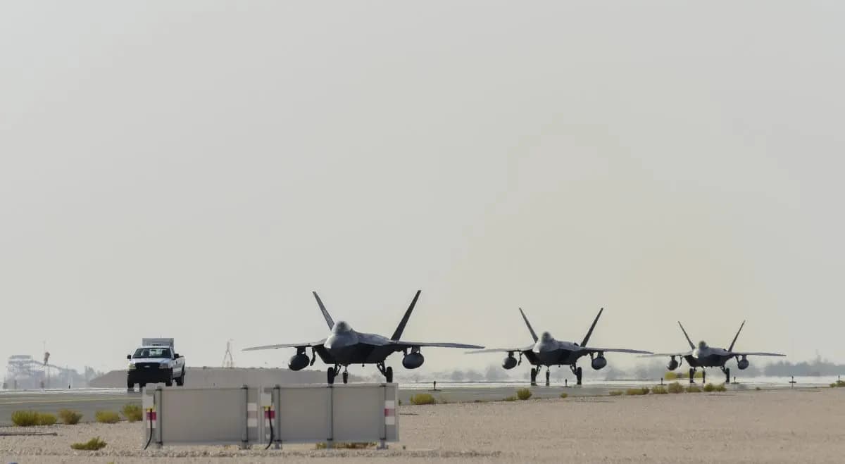 Cazas F-22 Raptor de la Fuerza Aérea de Estados Unidos llegan a la base aérea de Al Udeid, Qatar, el 27 de junio de 2019. (Fuerza Aérea de Estados Unidos/Sargento Técnico Nichelle Anderson)