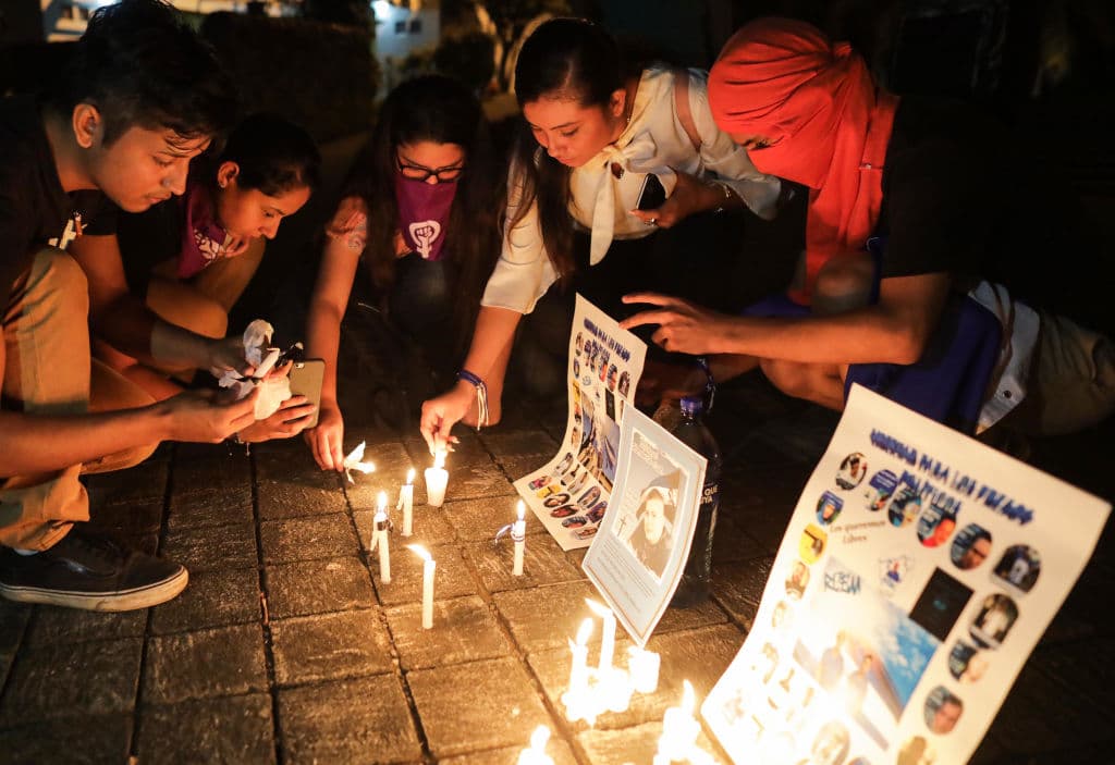 <em>Manifestantes antigubernamentales encienden velas durante una vigilia para exigir la liberación de los presos políticos y justicia para las víctimas de las protestas contra el presidente Daniel Ortega, frente a la Catedral Metropolitana de Managua, el 3 de octubre de 2019. El país centroamericano se sumió en una crisis en abril de 2018 tras el estallido de protestas generalizadas de la oposición, y una brutal represión por parte de las tropas de Ortega durante los cuatro meses siguientes dejó 325 muertos, 800 en prisión y miles en el exilio. (Foto de INTI OCON/AFP vía Getty Images)</em>