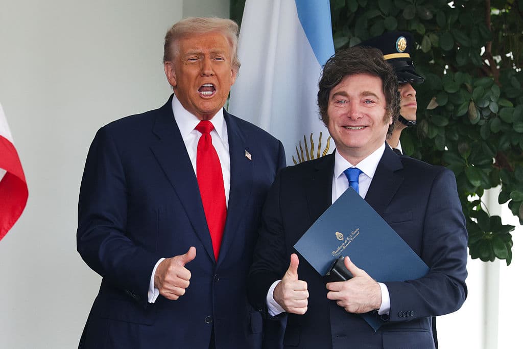 <em>El presidente de Estados Unidos, Donald Trump (izq.), saluda al presidente de Argentina, Javier Milei, a su llegada al Ala Oeste de la Casa Blanca el 14 de octubre de 2025 en Washington, D.C. Trump recibió a Milei en un almuerzo de trabajo días después de que el Departamento del Tesoro de Estados Unidos finalizara un acuerdo de intercambio de divisas por valor de 20,000 millones de dólares con Argentina para estabilizar su economía. (Foto de Alex Wong/Getty Images)</em>