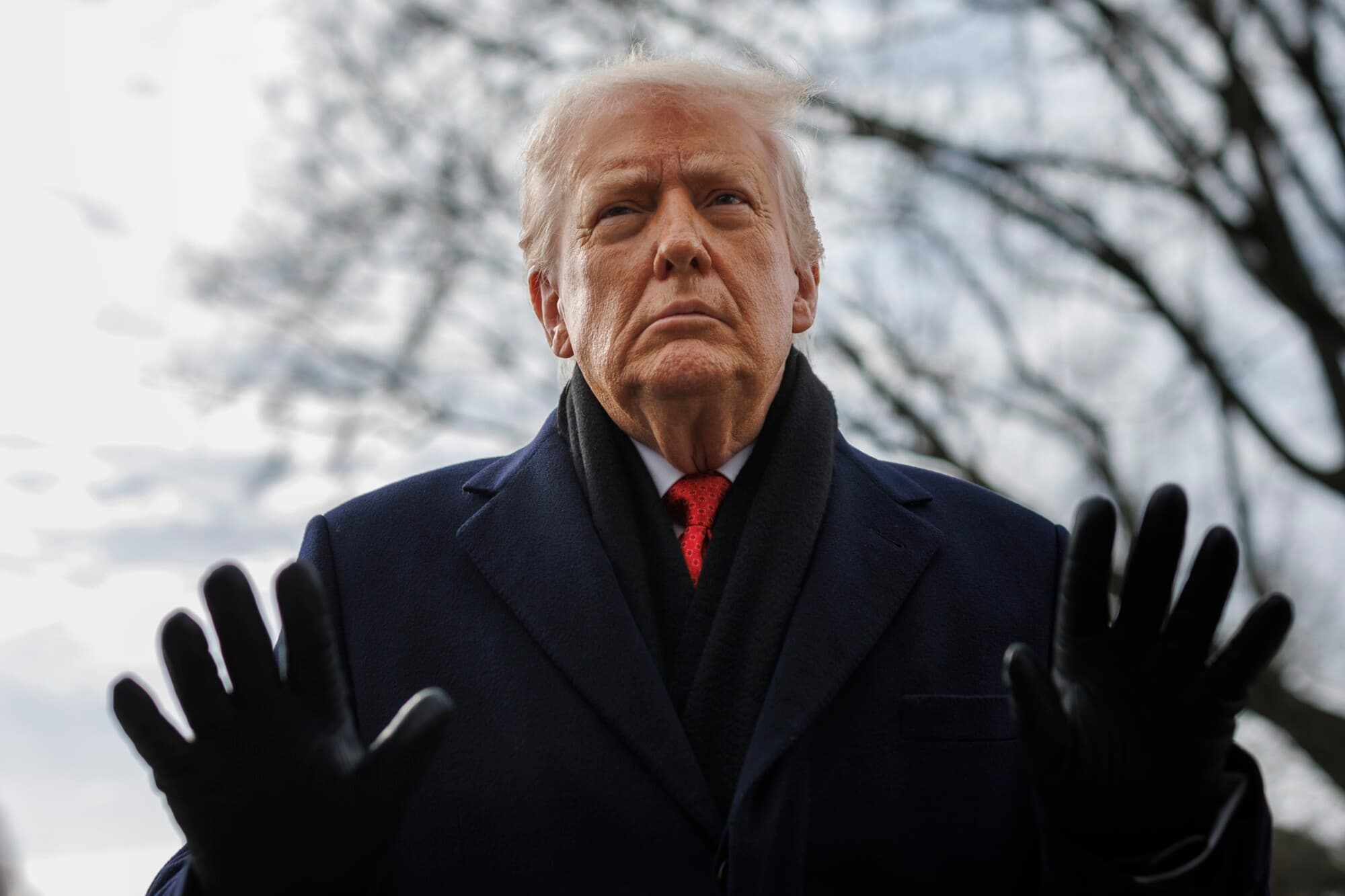 <em>El presidente Donald Trump habla con la prensa en el Jardín Sur antes de abordar el Marine One en la Casa Blanca el 16 de enero de 2026 en Washington, D.C. (Foto de Tom Brenner/Getty Images)</em>