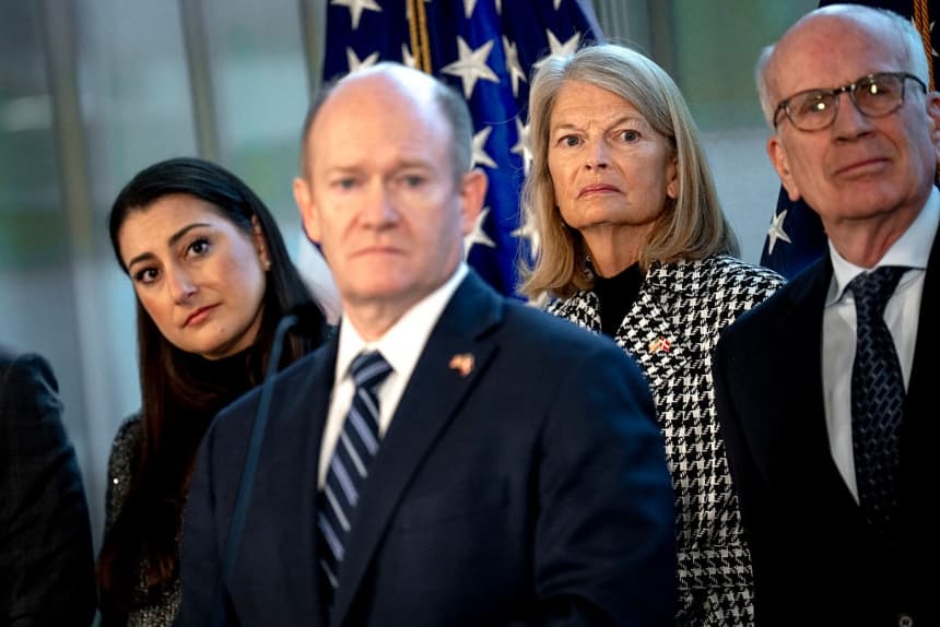 (De izq. a der.) Sara Jacobs, Chris Coons, Lisa Murkowski y Peter Welch en una conferencia de prensa con una delegación estadounidense, compuesta por senadores y miembros de la Cámara de Representantes, en Copenhague, Dinamarca, el 17 de enero de 2026. (Ida Marie Odgaard/Ritzau Scanpix/AFP vía Getty Images)
