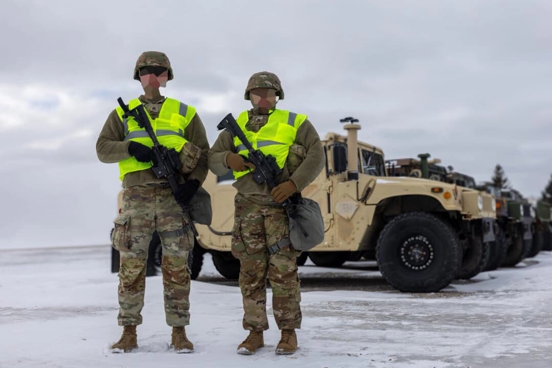 Los miembros de la Guardia Nacional de Minnesota llevarán chalecos de colores vivos sobre sus uniformes para que los manifestantes contra la inmigración puedan "distinguirlos" de las agencias federales. (Guardia Nacional de Minnesota)