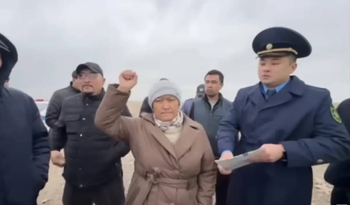 La policía kazaja llega después de que los activistas organizaran una protesta contra los abusos de los derechos humanos que se producen en la región china de Xinjiang, en Almaty, Kazajistán, el 13 de noviembre de 2025. (Captura de pantalla/Atajurt Kazakh Human Rights)