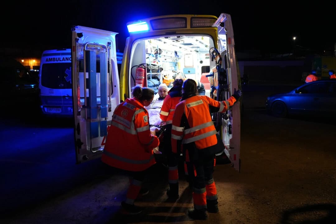 Una persona herida es trasladada en ambulancia tras el descarrilamiento de un tren de alta velocidad y su colisión con otro tren en Adamuz, cerca de Córdoba, en el sur de España, el 19 de enero de 2026. (Francisco J. Olmo/Europa Press vía AP)