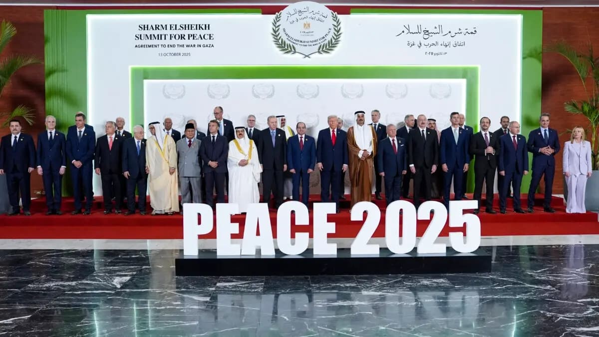 El presidente de Estados Unidos, Donald Trump, y otros líderes mundiales posan para una foto durante una cumbre de líderes europeos y de Medio Oriente en Sharm El Sheikh, Egipto, el 13 de octubre de 2025. (Evan Vucci/Getty Images)