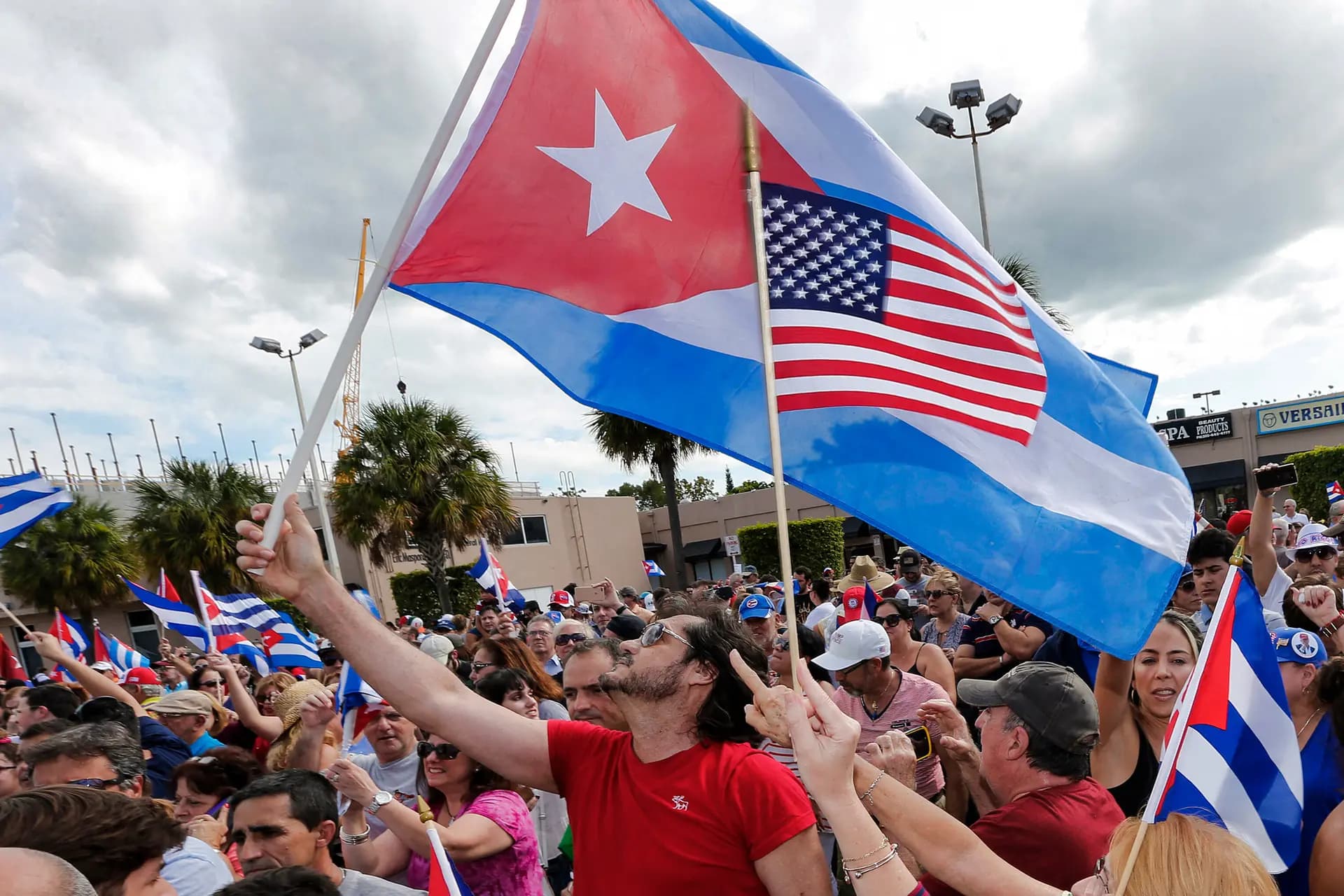 <em>Cubanoamericanos celebran la muerte del líder cubano Fidel Castro en el barrio de La Pequeña Habana de Miami el 26 de noviembre de 2016. (Rhona Wise/AFP vía Getty Images)</em>