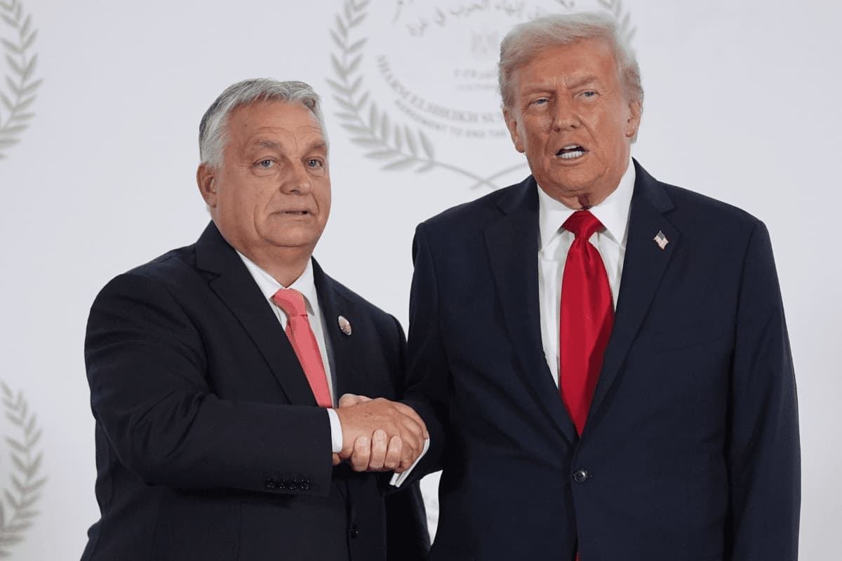 El presidente de Estados Unidos, Donald Trump, saluda al primer ministro húngaro, Viktor Orbán, durante una cumbre para apoyar el fin de la guerra entre Israel y Hamás en Gaza, que dura más de dos años, tras un acuerdo de alto el fuego alcanzado en Sharm El Sheikh, Egipto, el 13 de octubre de 2025. (Evan Vucci/AP Photo)