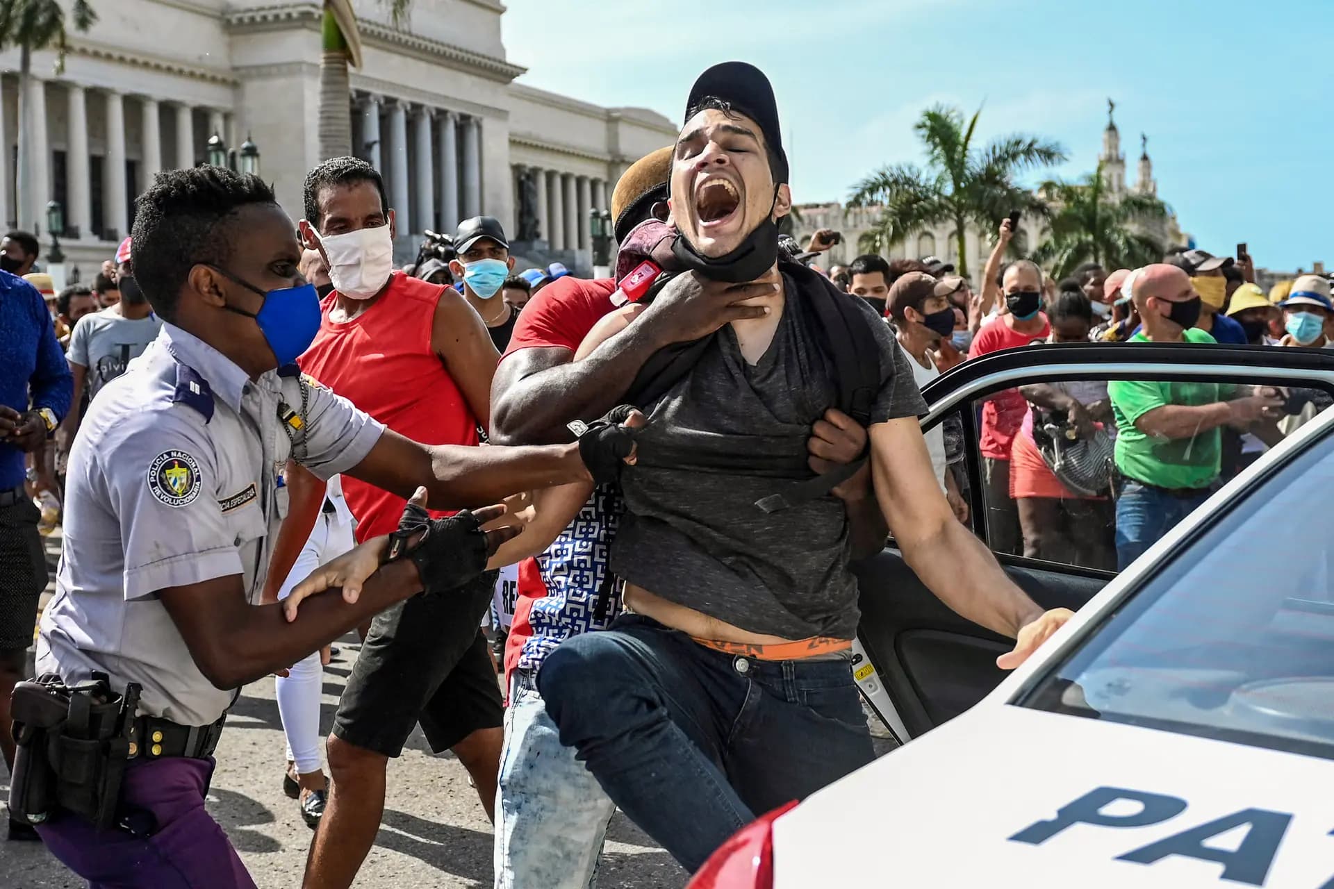 <em>Manifestantes son arrestados durante una manifestación contra el régimen cubano y su líder, Miguel Díaz-Canel, en La Habana, el 11 de julio de 2021. (Yamil Lage/AFP vía Getty Images)</em>