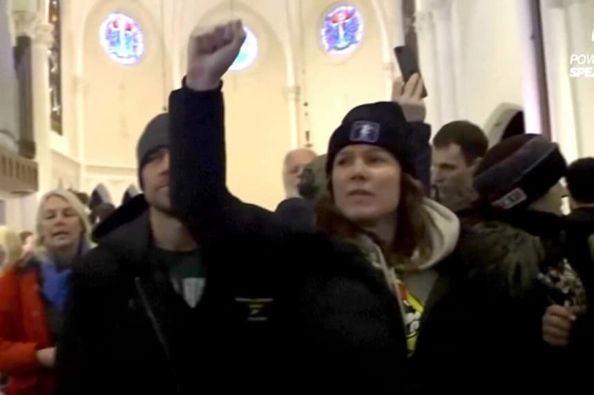 Manifestantes interrumpen los servicios en la iglesia Cities Church de St. Paul, Minnesota, el 18 de enero de 2026, en una imagen extraída de un video. (SPEAK MLPS vía AP/Captura de pantalla vía The Epoch Times)
