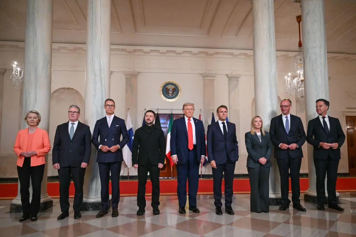 La presidenta de la Comisión Europea, Ursula von der Leyen (izquierda), el primer ministro británico, Keir Starmer (segundo por la izquierda), el presidente finlandés, Alexander Stubb (tercero por la izquierda), el presidente ucraniano, Volodymyr Zelenskyy (cuarto por la izquierda), el presidente estadounidense, Donald Trump (centro), el presidente francés, Emmanuel Macron (cuarto por la derecha), la primera ministra italiana, Giorgia Meloni (tercera por la derecha), el canciller alemán, Friedrich Merz (segundo por la derecha), y el secretario general de la OTAN, Mark Rutte (derecha), posan para una foto de familia en la Casa Blanca el 18 de agosto de 2025. (Andrew Caballero-Reynolds/AFP a través de Getty Images).