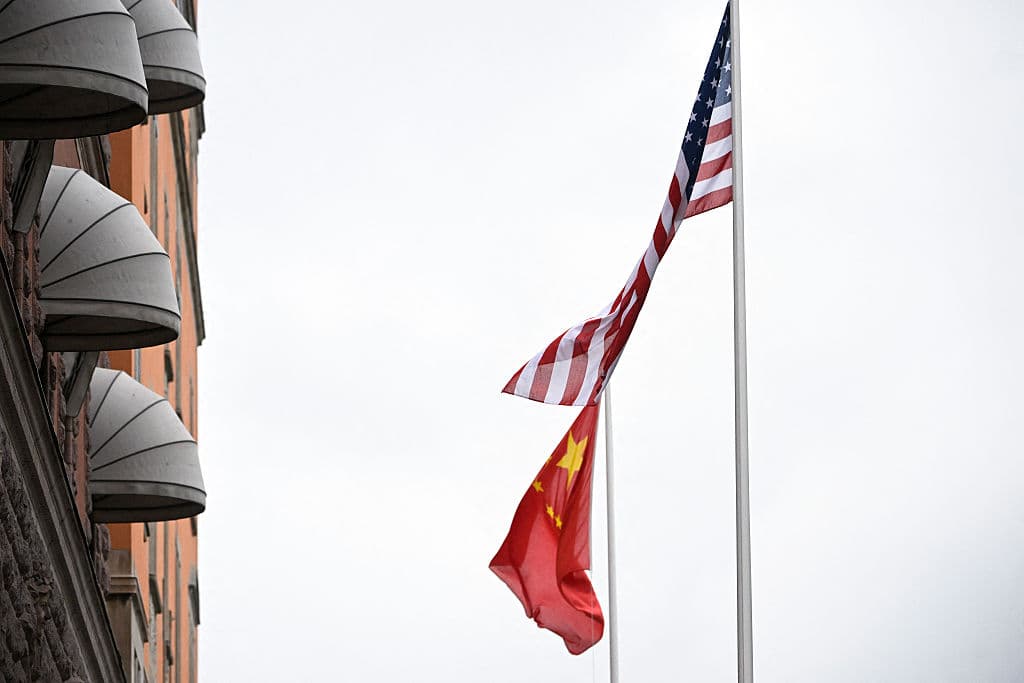Las banderas de EE. UU. y China ondean frente a la sede del gobierno sueco, Rosenbad, en Estocolmo, Suecia, el 29 de julio de 2025, antes del segundo día de negociaciones comerciales entre China y EE. UU. Las dos principales economías del mundo buscan extender una frágil tregua comercial ante la guerra arancelaria global del presidente Donald Trump.(Foto de Fredrik SANDBERG/Agencia de Noticias TT/AFP vía Getty Images)