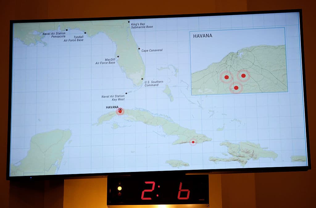 <em>Se exhibe una imagen de un mapa de presuntas instalaciones de inteligencia chinas en Cuba durante una audiencia del Subcomité del Comité de Seguridad Nacional de la Cámara de Representantes en el Edificio Canon de la Cámara de Representantes el 6 de mayo de 2025 en Washington, D.C. El Subcomité de Seguridad Nacional sobre Transporte y Seguridad Marítima celebró una audiencia para investigar la presunta vigilancia china a Estados Unidos desde Cuba. (Foto de Kevin Dietsch/Getty Images)</em>