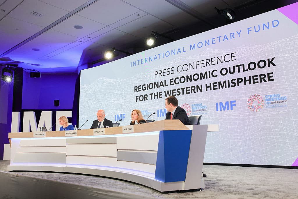 <em>Ana Corbacho, Subdirectora del Departamento del Hemisferio Occidental del FMI (segunda desde la derecha), habla junto a (de izq. a der.) Julie Ziegler, Oficial Superior de Comunicaciones del FMI; Rodrigo Valdés, Director del Departamento del Hemisferio Occidental del FMI; y Nigel Chalk, Subdirector del Departamento del Hemisferio Occidental del FMI, durante una conferencia de prensa titulada "Perspectivas económicas regionales para el hemisferio occidental" en las Reuniones de Primavera de 2025 del Grupo Banco Mundial (GBM) y el Fondo Monetario Internacional (FMI) en Washington, D.C., el 25 de abril de 2025. (Foto de BRYAN DOZIER/Middle East Images/AFP vía Getty Images)</em>