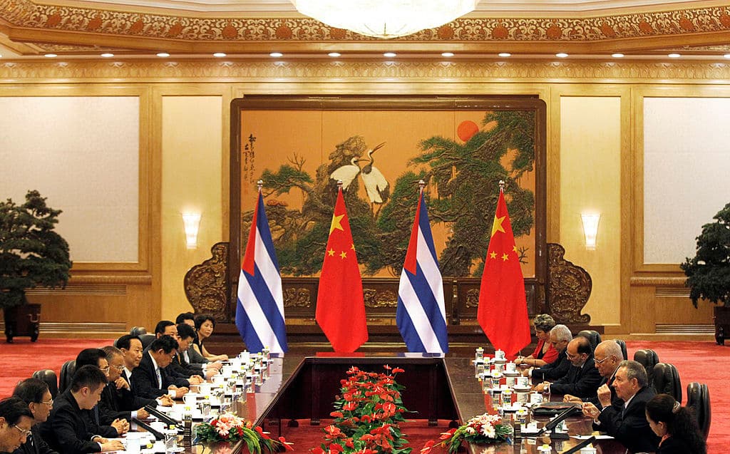 <em>El presidente cubano Raúl Castro (2.º por la derecha) en conversaciones con el presidente chino Hu Jintao (4.º por la izquierda) en el Gran Palacio del Pueblo en Pekín el 5 de julio de 2012. El presidente Castro llegó a China para conversar y obtener el respaldo de su aliado histórico para ayudar a implementar reformas económicas históricas. (NG HAN GUAN/AFP/GettyImages)</em>