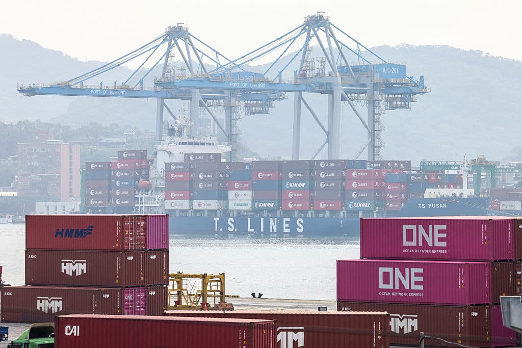 <em>Contenedores de carga y grúas pórtico en el puerto de Keelung, Taiwán, el 9 de abril de 2025. Las acciones y el petróleo volvieron a desplomarse el 9 de abril después de que Donald Trump intensificara su guerra comercial al imponer aranceles superiores al 100 % a China, mientras que medidas drásticas contra decenas de socios de Estados Unidos están a punto de entrar en vigor. (Foto de I-HWA CHENG/AFP vía Getty Images)</em>