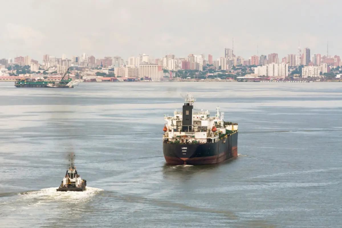 <em>Un petrolero navega en el lago de Maracaibo, en Cabimas, Venezuela, el 14 de octubre de 2022. (Issac Urrutia/Reuters)</em>